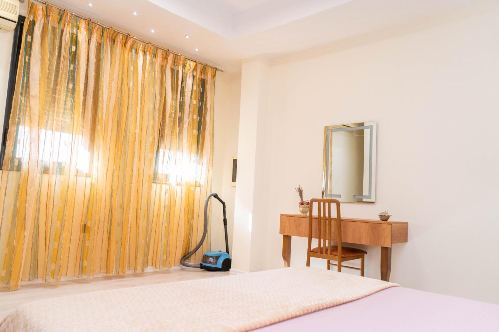 Spacious & Relaxing With Free Parking Apartment Vlorë